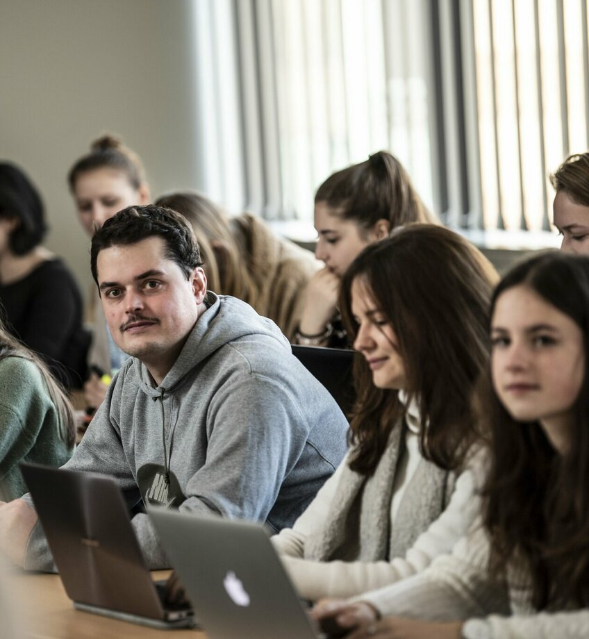 Studenten met laptop in de klas
