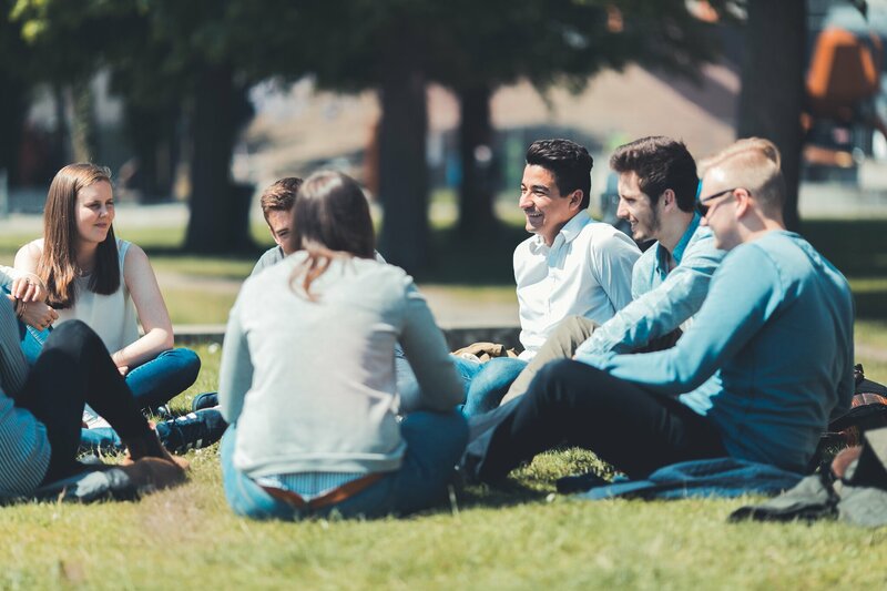 Studenten zittend in het gras