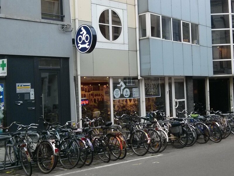 Fietsen op een rij voor een fietswinkel